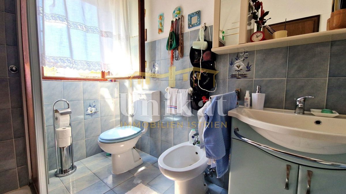 Samostojna hiša z stanovanjem, kletjo in garažo ter pogledom na morje, Buje